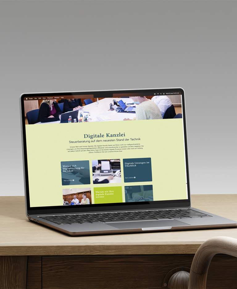 Laptop zeigt eine Website mit Informationen zu Digitaler Kanzlei