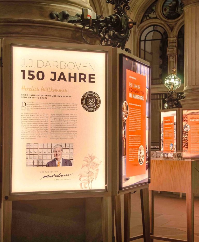 Ausstellungstafeln zum 150-jährigen Jubiläum mit informativen Texten und Grafiken.